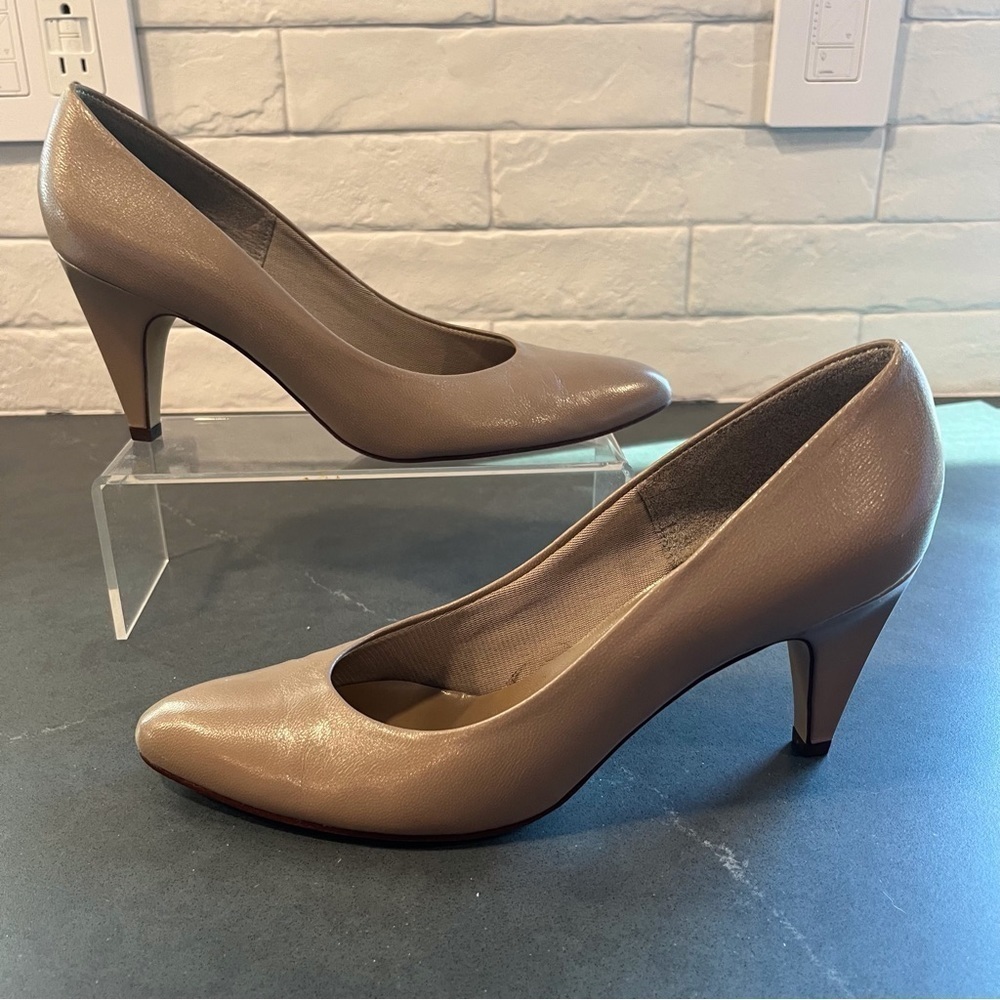 Joyce vintage sz 7.5N taupe leather almond toe heels